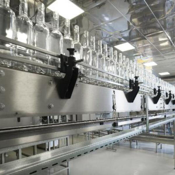 Punjenje bokala za vino pruža visokokvalitetne usluge