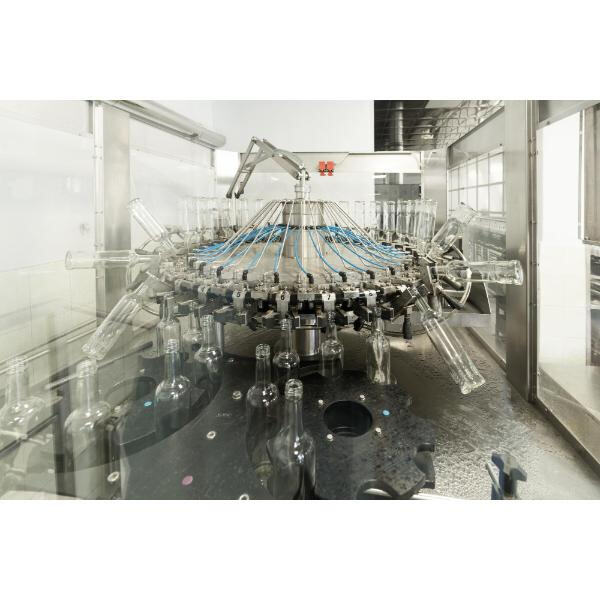 Kustannustehokas pikkupullon täyttölaitteisto hiilihapollisiin juomiin