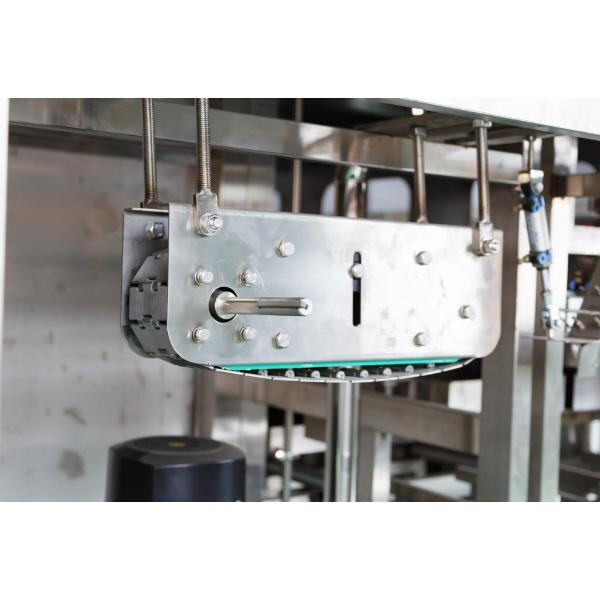 E lehtë për t'u përdorur dhe mirëmbajtur, kjo makinë e thjeshton procesin e larjes dhe mbushjes së shishave