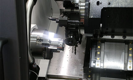 <strong>Turning and milling combined processing:</strong> <br> For complex parts, we can use CNC turning and milling combined processing to achieve a combination of multiple processing operations to achieve higher precision and efficienc