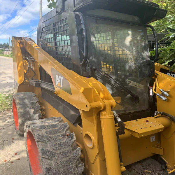 Cat246 Skid Steer Loader herhangi bir işi üstlenebilir