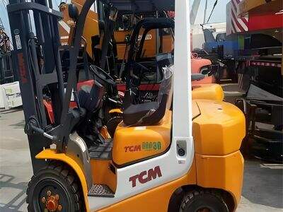 Kërkimi i një kamioni të besueshëm me kabinë të ngritur për transportim masiv materiali