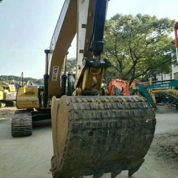 Découvrez la puissance d'une pelleteuse Cat 324 à un fraction du coût avec un modèle d'occasion