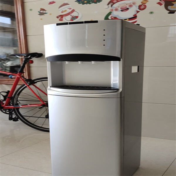 Disfruta de agua fría o caliente a demanda con un dispensador moderno