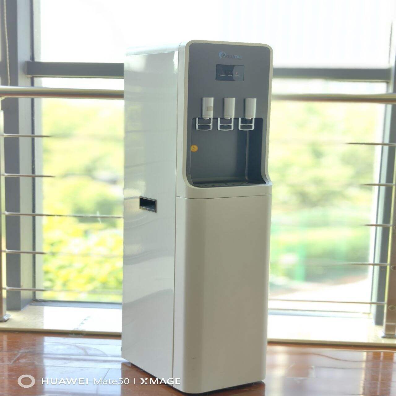 Disfruta de agua fría o caliente refrescante con solo tocar un botón