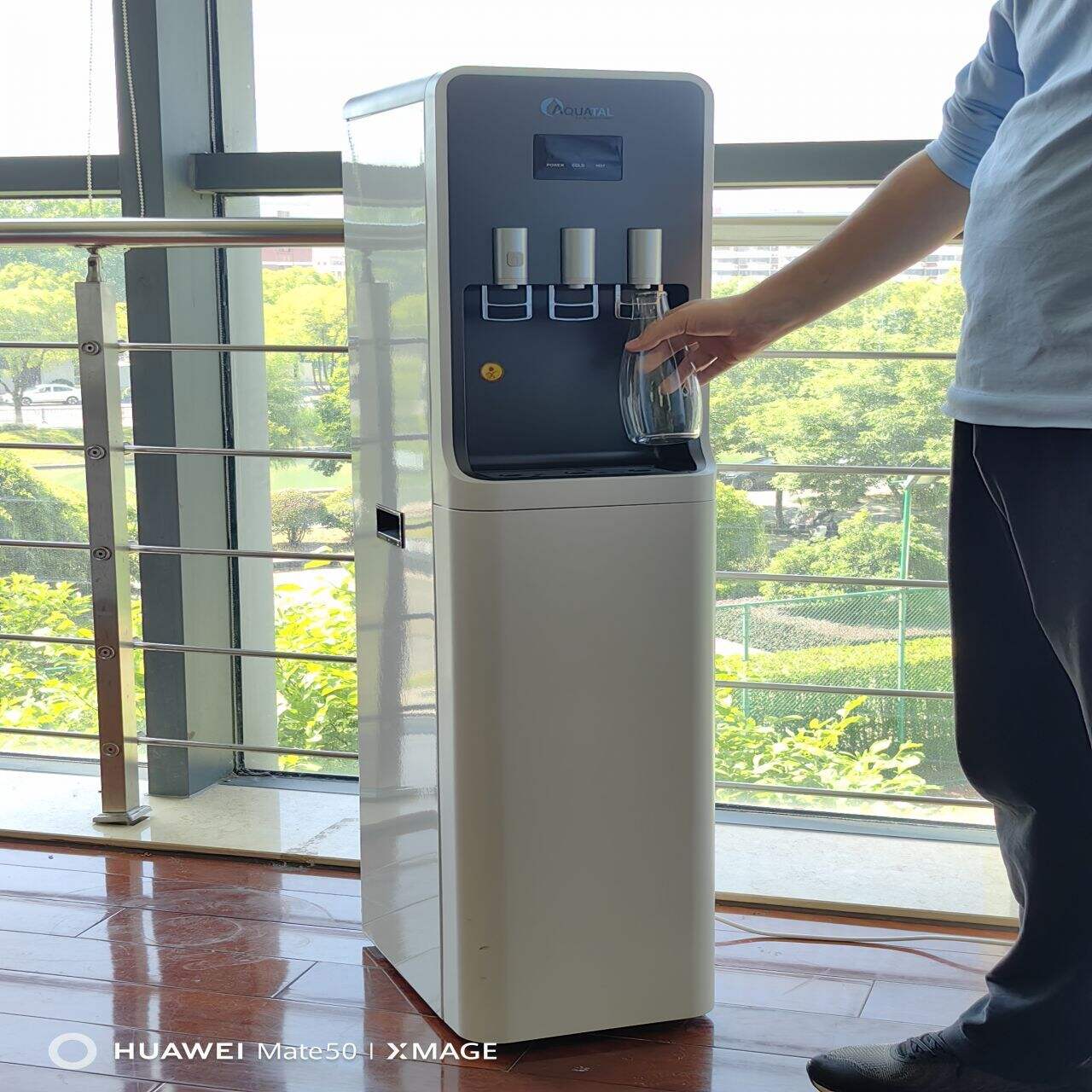 Despídete del agua embotellada con un dispensador económico