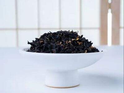 Oolong loose leaf tea combines qualities of both green and black tea, making it a versatile choice.