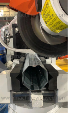 Achteckige Rohr-Rollformmaschine, abgestimmt auf PU-Schaum-Rollladentür-Maschinendetails