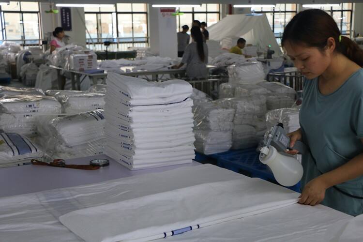 Factory direct sales New high-quality five-star soft skin-friendly hotel pillow factory