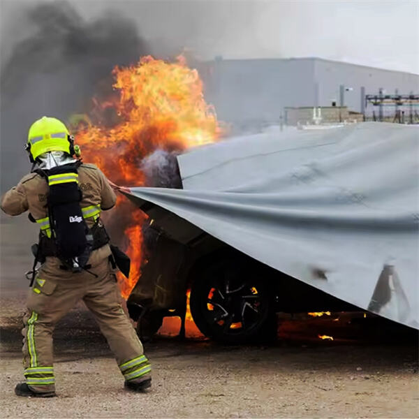 Die Vorteile einer Feuerdecke bei Elektroauto-Notsituationen zur Hand zu haben.