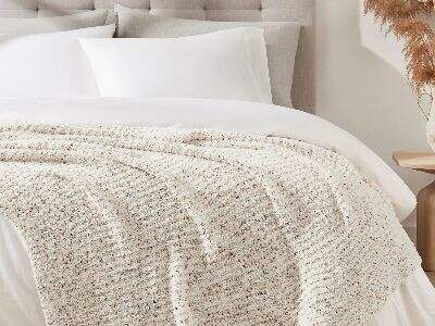 How to navigate customs regulations when importing a Throw&Blanket