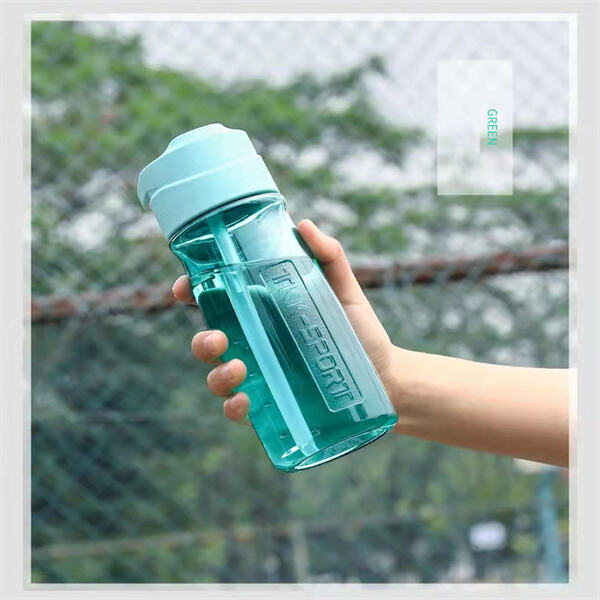 Deje las tazas desechables y elija nuestra botella de agua ecológica con pajilla para mantenerse hidratado mientras viaja