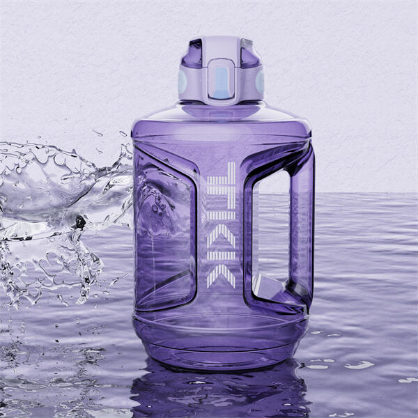Mantén un estilo de vida ecológico mientras haces ejercicio con una botella de agua de plástico reutilizable para el gimnasio.