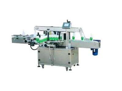 Une machine qui remplit des bouteilles avec une boisson