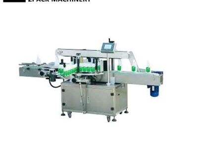 Une machine est utilisée pour remplir des bouteilles de soda