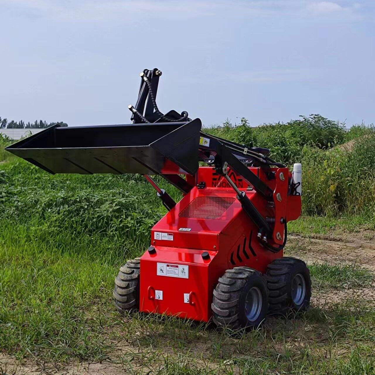 Работа мини погрузчика на гусеничном ходу