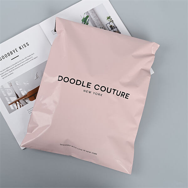 Eco-Friendly Shipping Bags for Your Clothes - Safe & Sustainable Packaging Solutions.