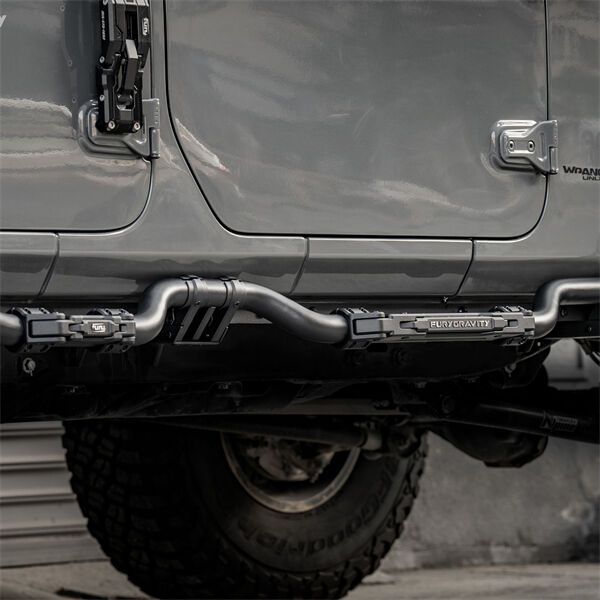 Utilisez les marchepieds latéraux du Jeep Wrangler