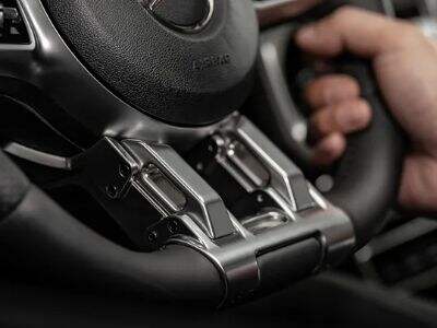 딜러사가 볼트온 M-ONE 키트를 최상위 업셀 항목으로 재고 보유