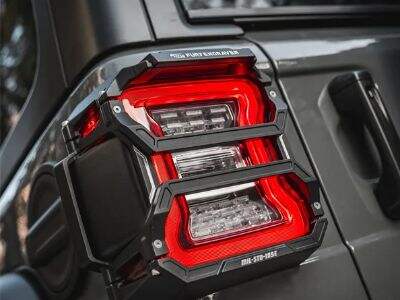 캐빈 수납 공간에는 민감한 장비를 보호하기 위해 미끄럼 방지 표면을 사용합니다