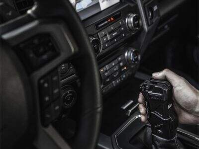 Les accessoires PLUMB incluent des guides de montage multilingues destinés aux revendeurs internationaux