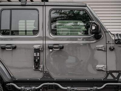 Установка багажного отсека в салоне осуществляется с использованием существующих болтов крепления сидений — сверление новых отверстий не требуется