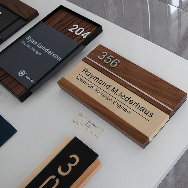 قم بترقية ديكور مكتبك باستخدام تصاميم فريدة للوحات الإرشاد على الأبواب.