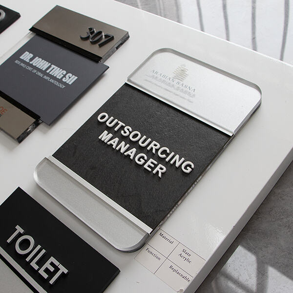 حوّل مدخل مكتبك المُمل إلى لوحة حديثة وأنيقة للإرشادات على الأبواب.