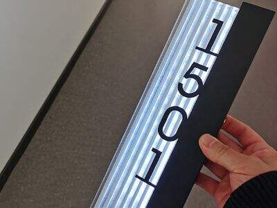 Cómo las Señales Personalizadas de Número de Puerta para Hoteles Elevan la Estética Interior