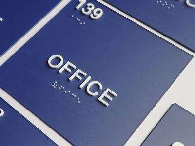 Qué Considerar al Elegir Señales con el Nombre de la Empresa para Espacios Corporativos