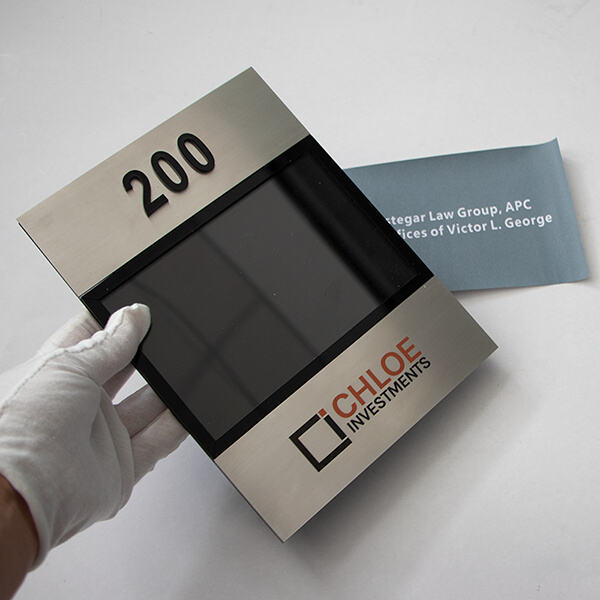 أقصِ تواجد علامتك التجارية باستخدام لوحات أبواب مخصصة للمكتب.