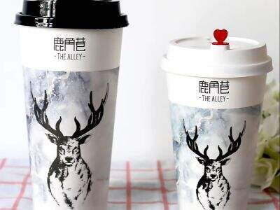 Cómo diseñar vasos de papel impresos personalizados para eventos y cafeterías