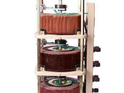 Tại sao các trung tâm dữ liệu dựa vào AVR ba pha để đảm bảo nguồn điện ổn định