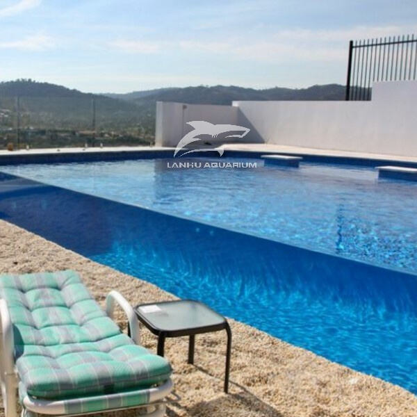 Liniile Tineresci Ne Permit Să Ne Apropiem de Design-ul Bazinilor de Swimming Pool din Acril