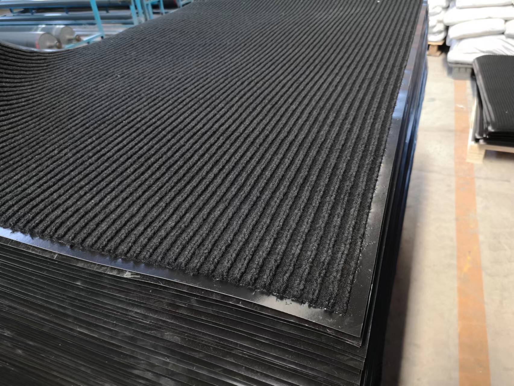 Dustproof Waterproof Carpet Absorbent Pvc backing Three Striped design Antislip Door Mat factory