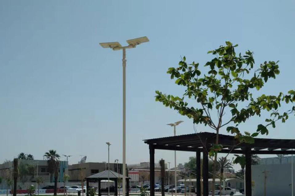 Dekoracyjny słup oświetleniowy solarny o mocy 24 W i długości 5 m Dubaj