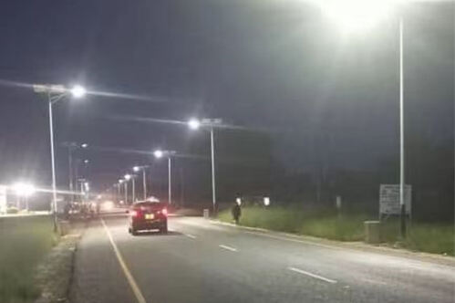 272 قطعة من مصابيح الشوارع بالطاقة الشمسية 8M 80W في تنزانيا
