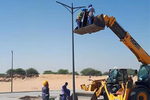 45pcs 6M poste de luz de rua galvanizado por imersão a quente com braço duplo em Dubai, Emirados Árabes Unidos