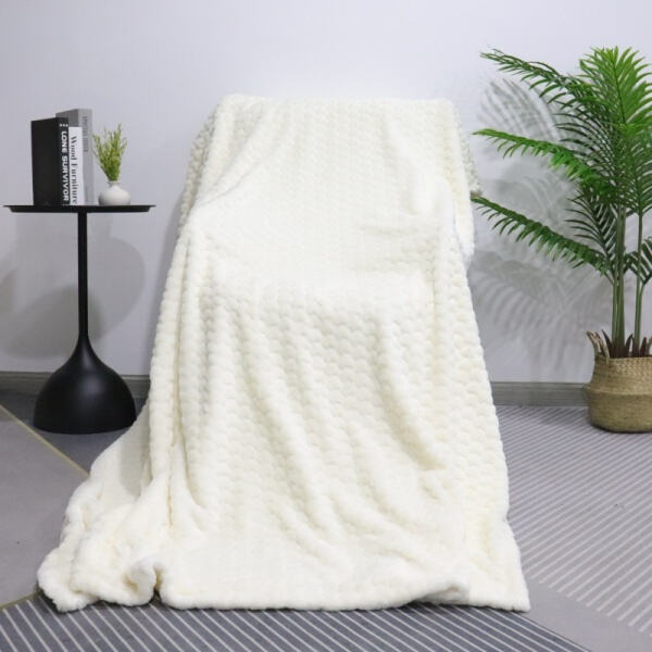 A white fluffy blanke