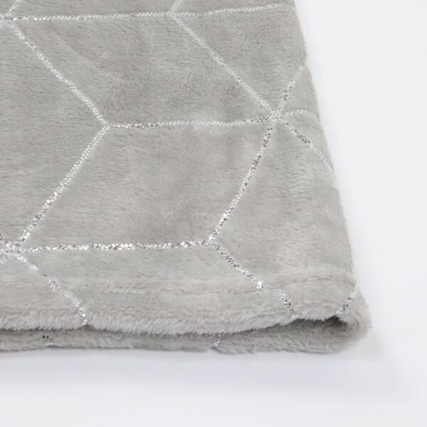 The perfect addition to your home, our grey fleece blanket is a must-have!