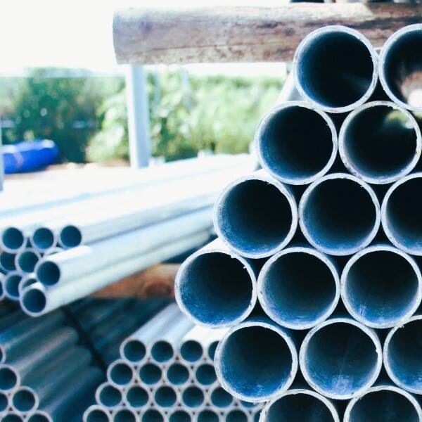 الفوائد البيئية لاستخدام الأنابيب المجلفنة في ممارسات البناء المستدامة