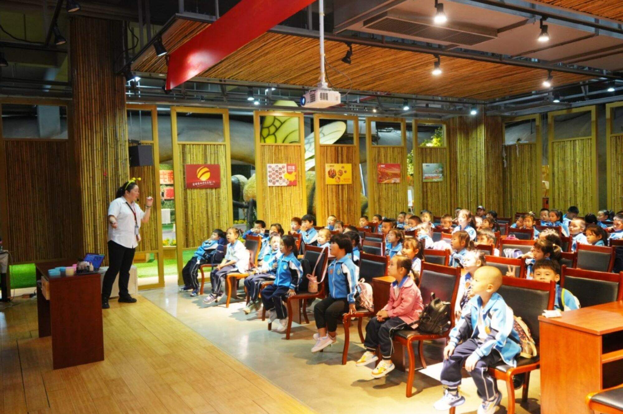 Daxing Lixian Primary School Enters the Bee Kingdom Museum