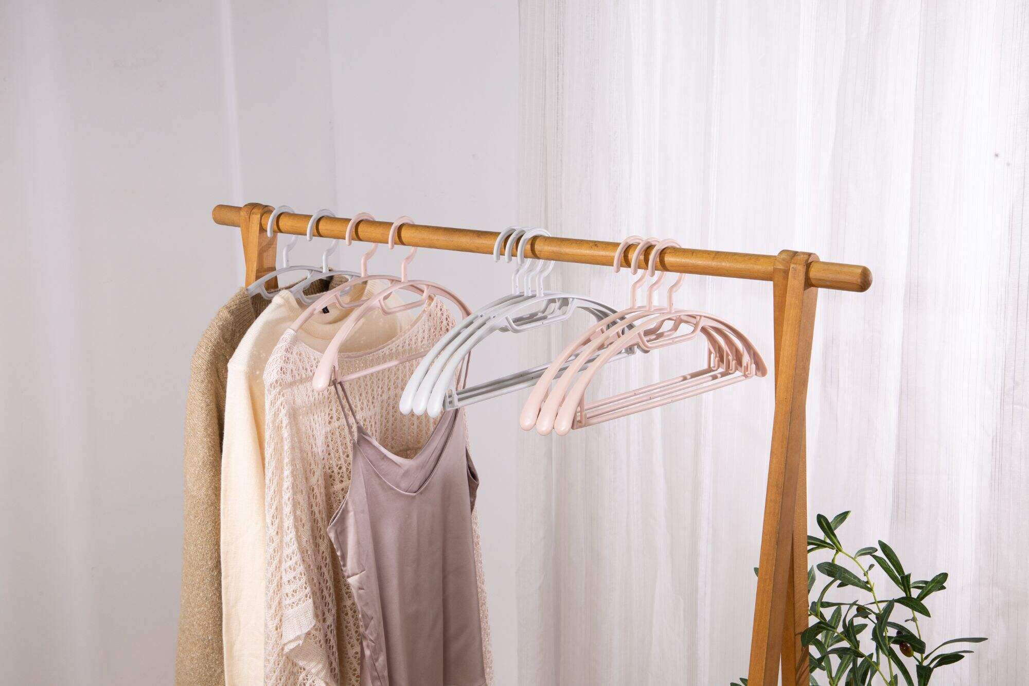 SOLELY SY886 Big Arc Clothes Hanger with Wide Shoulder Design