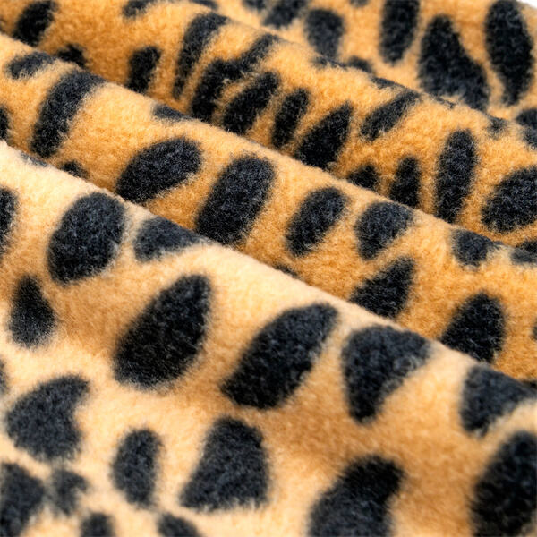 استمتع بالراحة والأناقة مع ليغينغ نسائي أسود مصنوع من الفليس.