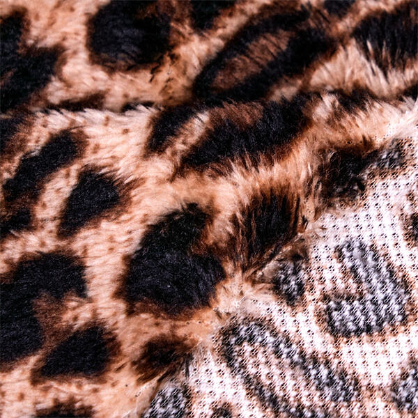 أضف لمسة من الأناقة إلى مظهرك مع عباءة نسائية سوداء مصنوعة من الفليس.