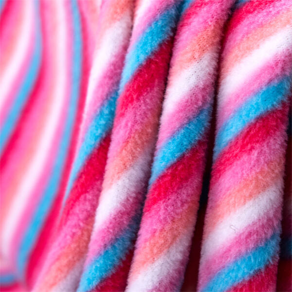 استخدم قماش نسيج مغطى بقطعة فروية لمشاريع خياطة مختلفة.