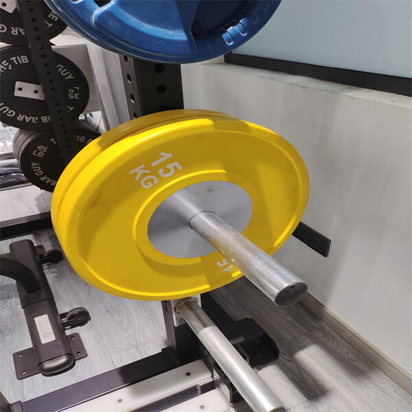 Améliorez votre endurance cardiovasculaire avec des exercices à l'aide de plaques d'haltères.