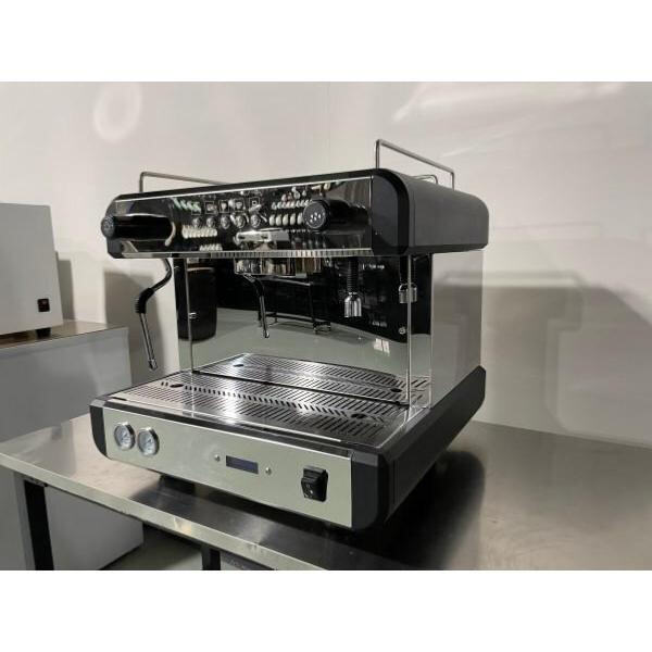 Thưởng thức hương vị đậm đà, mượt mà của cà phê espresso bán tự động.