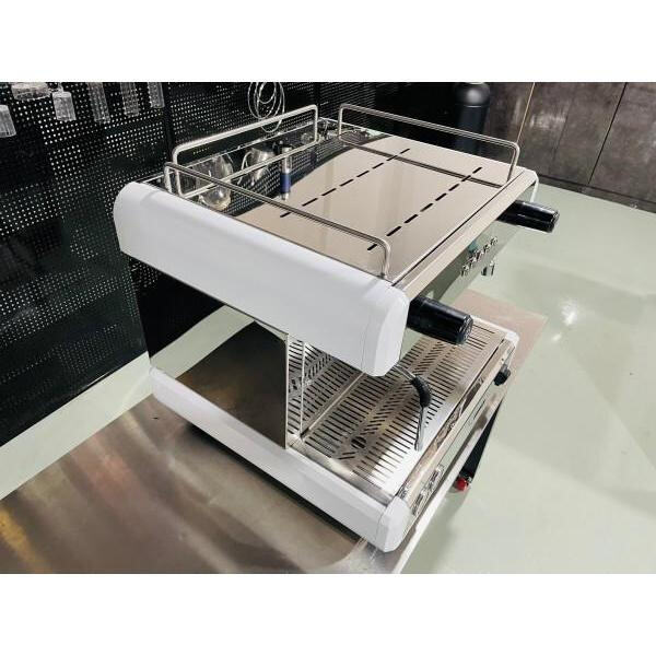 Trải nghiệm sự chính xác và kiểm soát tuyệt đối từ máy pha cà phê espresso bán tự động.
