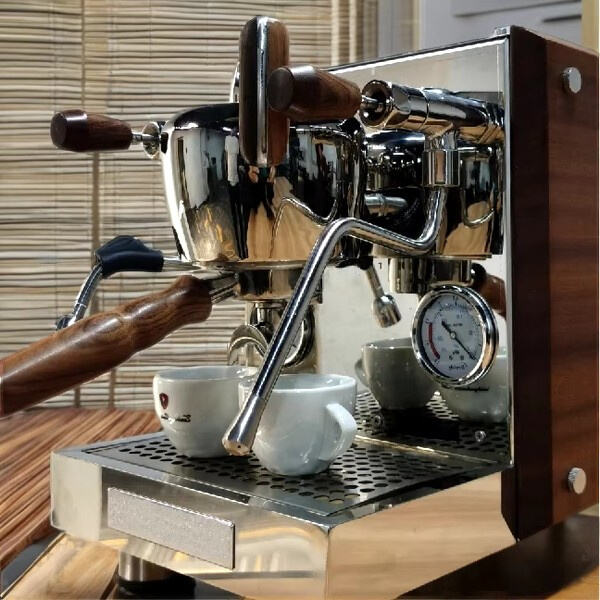 Mästra Konsten att Göra Espresso med en Halvautomatisk Maskin Till Din Tjänst